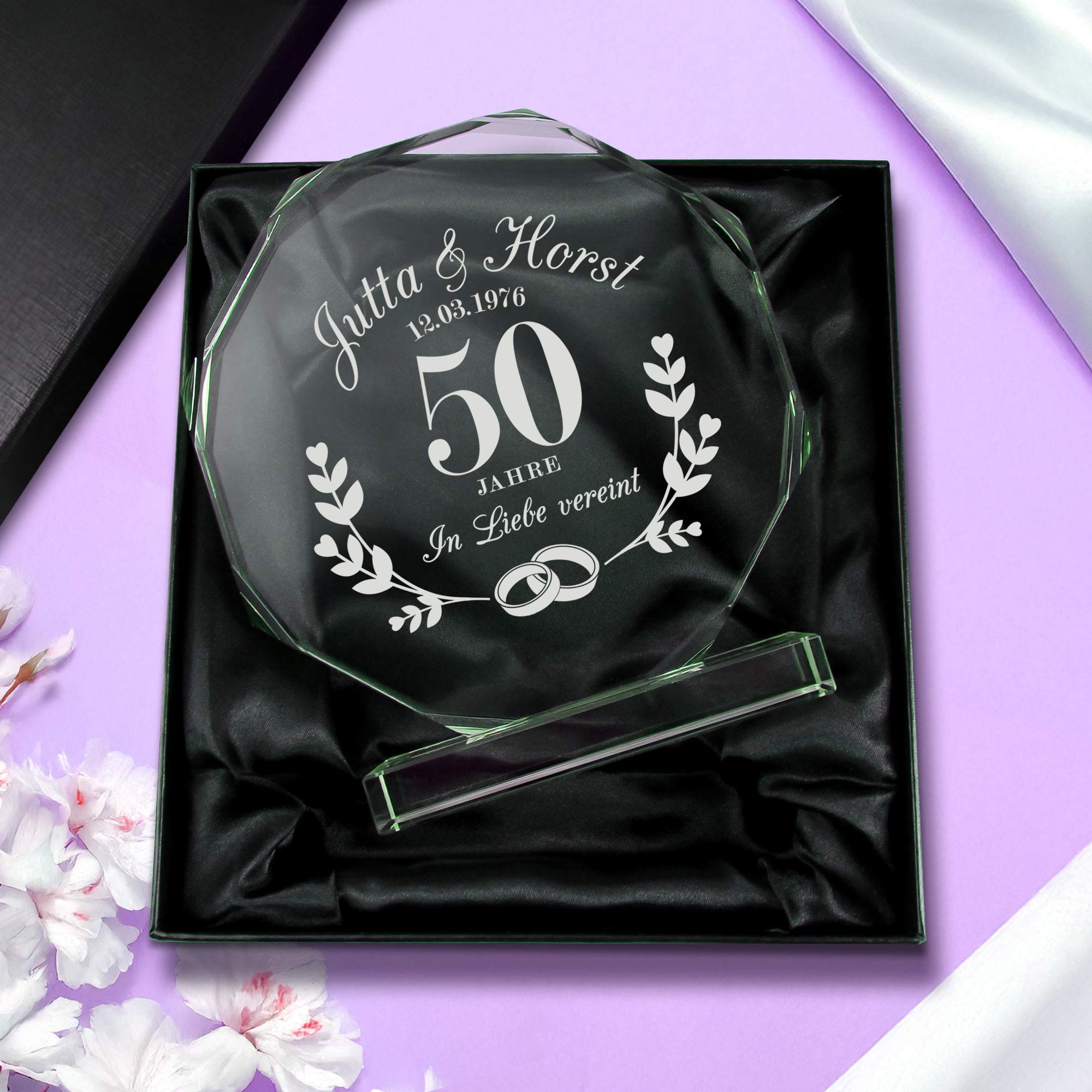 Personalisierter Glaspokal mit Facettenschliff zur Goldhochzeit Personalisierter Glaspokal mit Facettenschliff zur Goldhochzeit