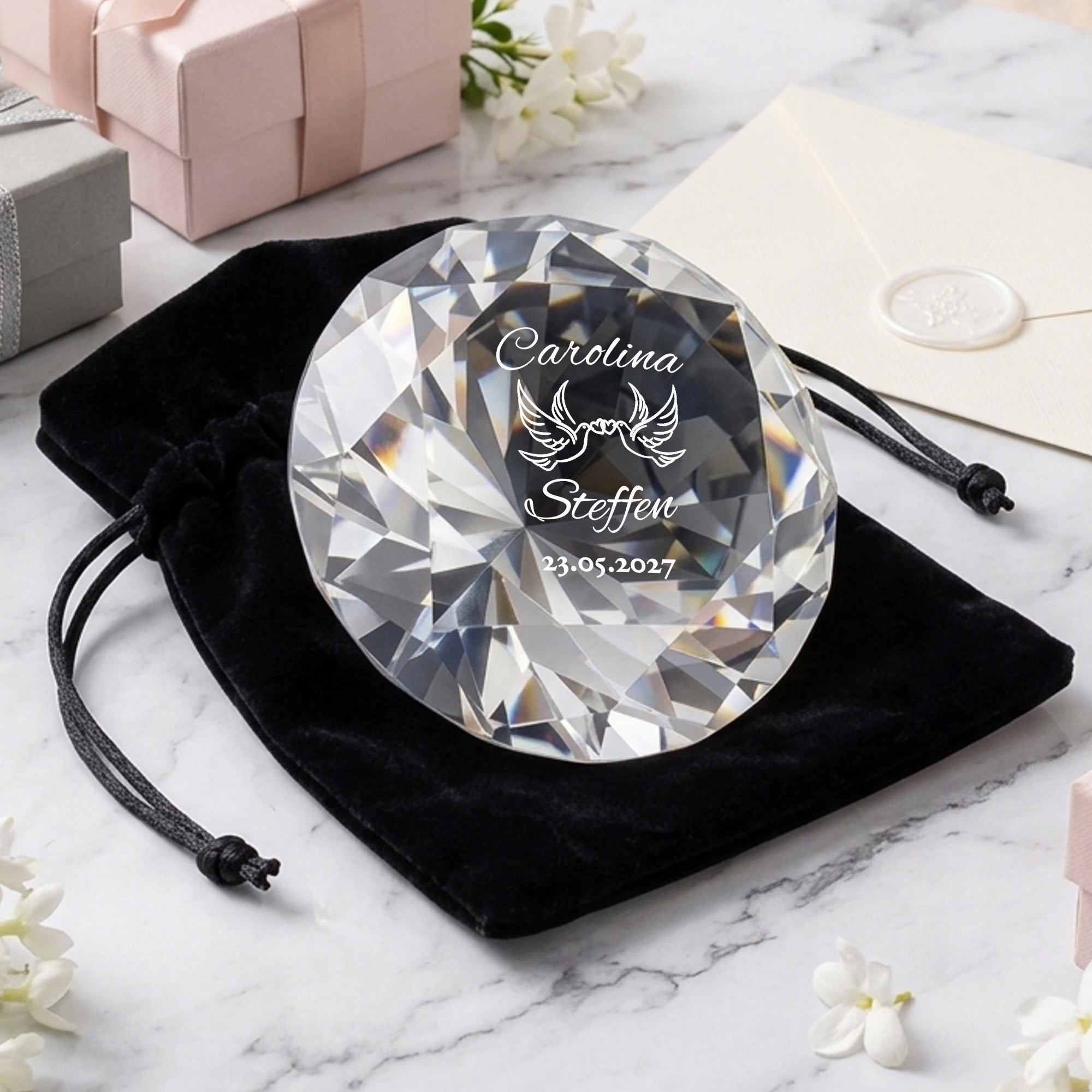 Diamant Kristall mit Gravur zur Hochzeit mit Samtsäckchen - Liebestauben