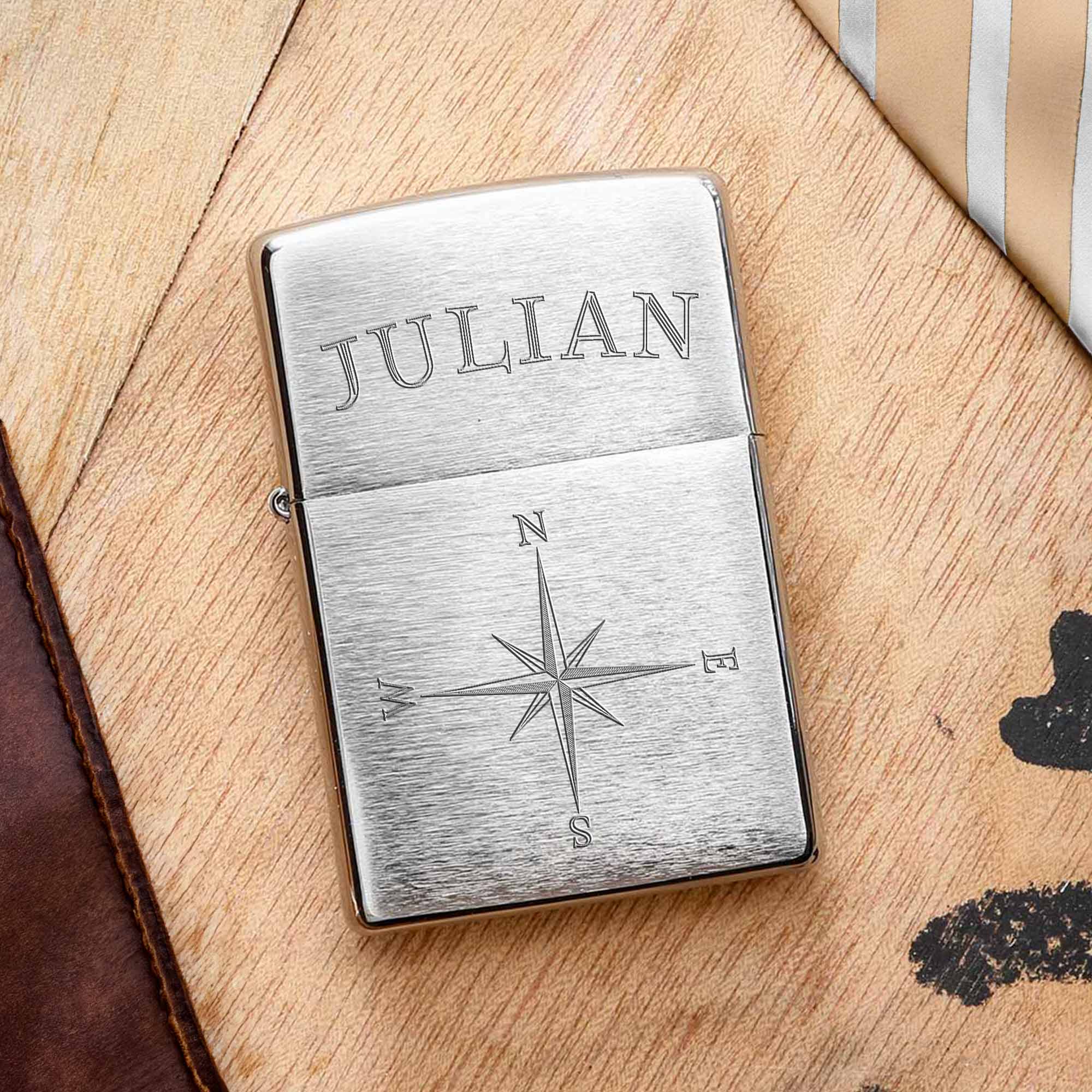 Zippo Sturmfeuerzeug mit Kompass Gravur - Name Zippo Sturmfeuerzeug mit Kompass Gravur - Name
